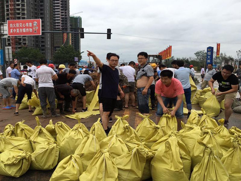 2016年7月20日，集團(tuán)公司組織員工參與“安陽(yáng)7·19特大洪水”搶險(xiǎn)救災(zāi)工作。